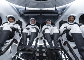 Suudi Arabistan’ın ilk kadın astronotunu taşıyan uzay mekiği fırlatıldı