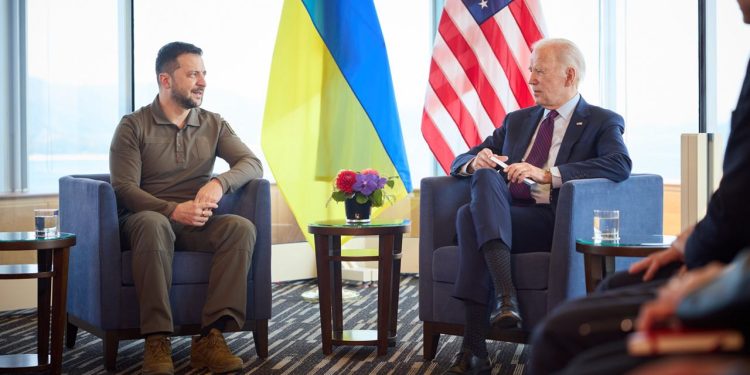 Zelenskiy, Biden’ın F-16 şartını kabul etti