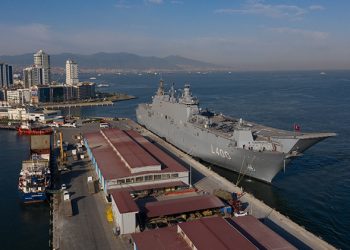 TCG Anadolu, İzmir Alsancak Limanı’na yanaştı