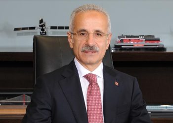 Bakan Uraloğlu, havalimanlarında rekor kırıldığını bildirdi