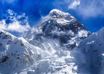 Everest Dağı’ndan dönen helikopter radardan kayboldu