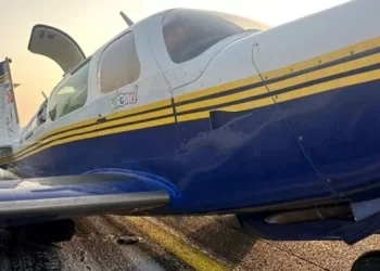 Atatürk Havalimanı’nda iniş takımı açılmayan uçak kırıma uğradı