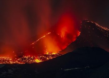 Etna Yanardağı patlaması Katanya’da uçuşları durdurdu