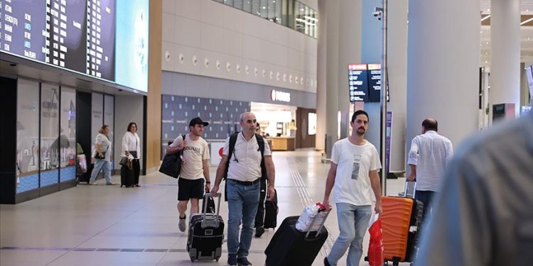 Nijer’deki Türk vatandaşları THY’nin özel seferiyle İstanbul’a döndü