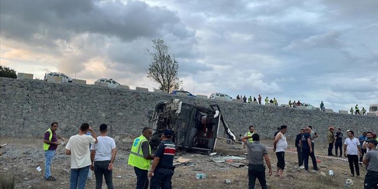 İstanbul Havalimanı’ndan dönen servis otobüs köprüden düştü: 27 yaralı