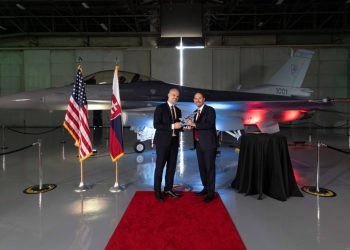 Slovakya’nın yeni F-16’sı tanıtıldı