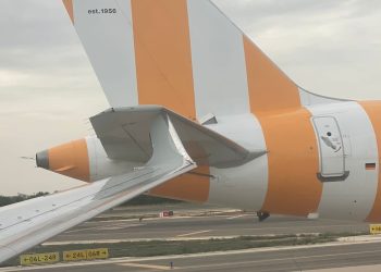 Air Europa uçağı taksi yaparken Condor uçağına çarptı!