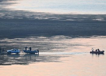 İzmir’de yangın söndürme helikopteri baraja düştü