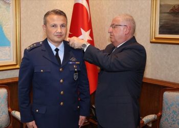 Bakan Güler, uzaya gidecek ilk Türk pilota yeni rütbesini taktı