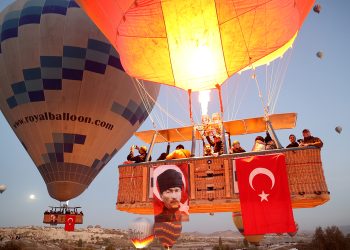 Kapadokya semaları Türk bayraklarıyla renklendi