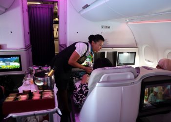 Uçakta oturduğunuz koltukta cam bardak kırılırsa ne yapmalısınız?