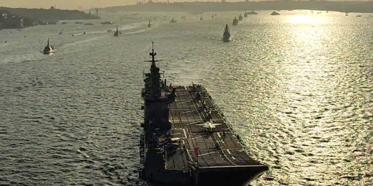 100. yılda 100 savaş gemisiyle İstanbul Boğaz’ı geçişi