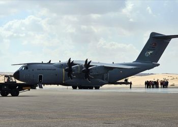İnsani yardımları taşıyan ilk uçak Mısır’a iniş yaptı