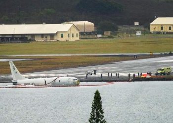 ABD Donanmasına ait uçak pistten çıkarak suya gömüldü!