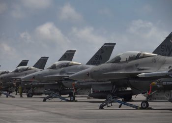 ABD Donanması F-16 bakımını artırıyor