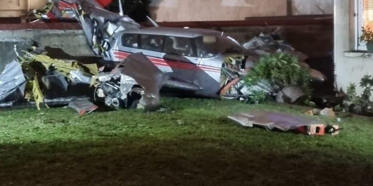 Paris’te acil iniş: Küçük uçak bahçe duvarına çarptı