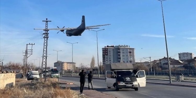Acil iniş yapan askeri uçağın pilotları olası kazayı önledi