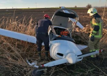 Eğitim uçağı tarlaya zorunlu iniş yaptı