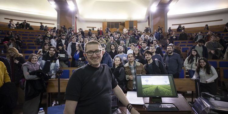 NASA’dan ayrılan astrofizikçi Türkiye’de ders vermeye başladı