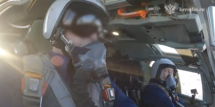 Putin, nükleer füze kabiliyetli bombardıman uçağıyla uçtu!