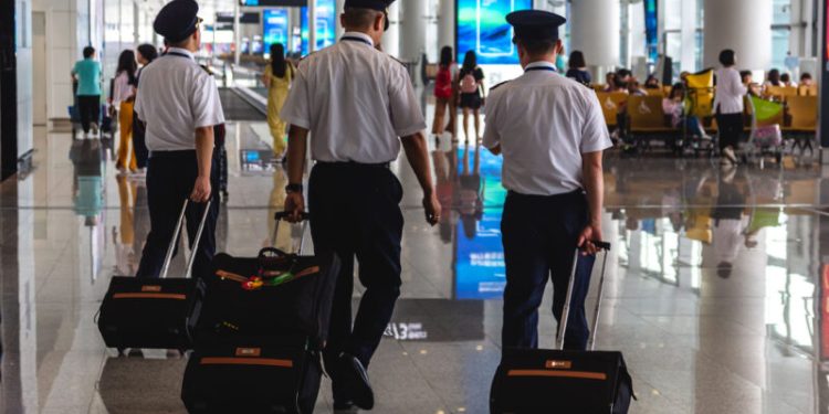 Pilotun şok tabancası seferi iptal ettirdi