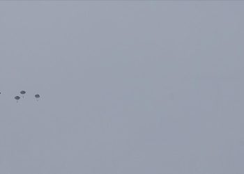 Ürdün nakliye uçakları Gazze’ye paraşütle yardım indirdi