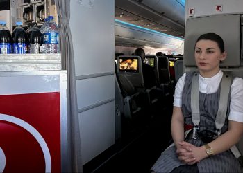 Kabin ekipleri iniş ve kalkışta neden ellerinin üzerinde oturur?