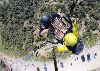 Yamaç paraşütü esnasında gökyüzünde tavla oynadılar
