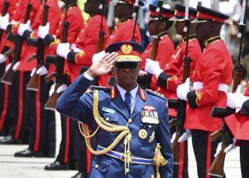 Helikopter kazasında genelkurmay başkanı ve 10 asker öldü