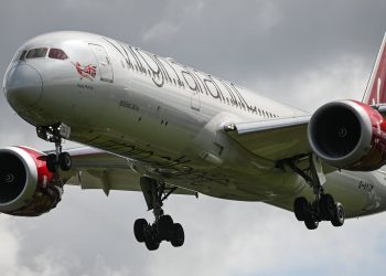 Uçuş ortasında B787’nin kokpit camı çatladı