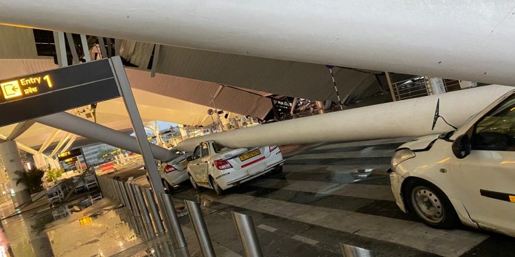 Delhi Havalimanı’nda çatı çökmesi can aldı!