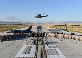 Genelkurmay Başkanı Gürak, F-4 ile uçuş yaptı