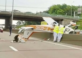 Uçak otoyola düştü: 3 ölü