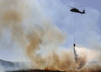 “Çelik kanatlar” yangınla mücadeleye destek veriyor