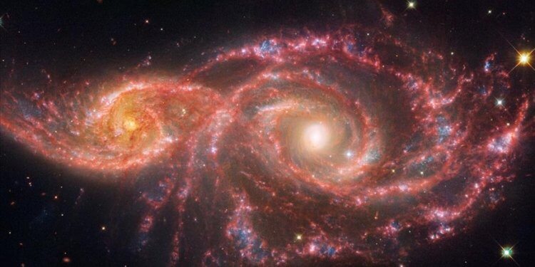 Webb ve Hubble uzay teleskopları iki galaksiyi görüntüledi