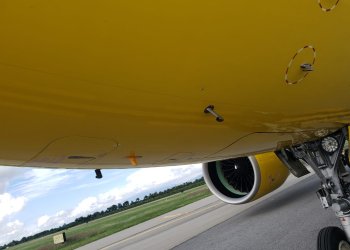 Havadaki yolcu uçağına ateş açıldı, 1 kişi yaralandı