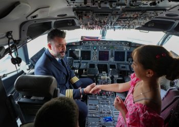 Pilot olmak isteyen 10 yaşındaki Yağmur Su, ilk uçuş heyecanını yaşadı