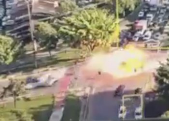 Brezilya’da küçük uçak caddedeki otobüse çarptı