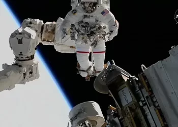 ABD’li kadın astronot uzay yürüyüşüyle tarihe geçti!