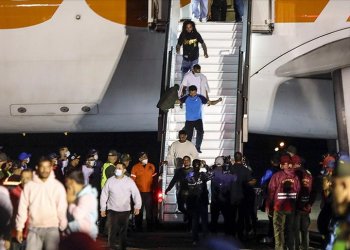 Göçmenleri bayrak taşıyıcı ülkesine uçurdu