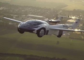 İlk uçan araba AirCar satışa hazırlanıyor!