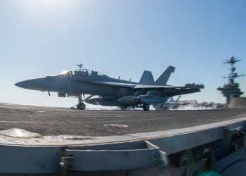 ABD savaş uçağı inişte fren arızasıyla düştü!