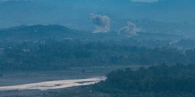 Hindistan havalimanlarını vurdu, Pakistan hızlı füzeleri ateşledi!