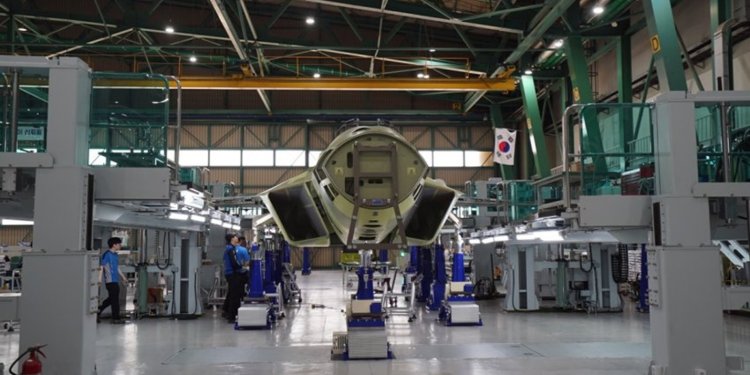KF-21’de seri üretimin ilk uçağı montajda