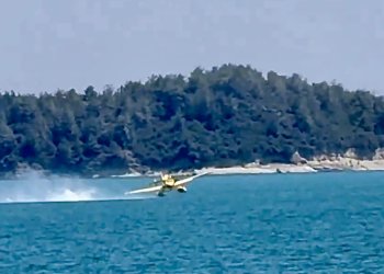 Yangın uçağı göle inerken kaza geçirdi  