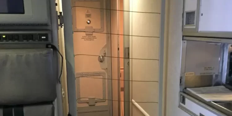 FAA, ikinci kokpit kapısı zorunluluğunu erteledi