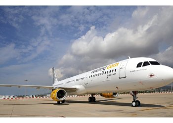 Vueling 52 Yahudi genci uçaktan indirdi