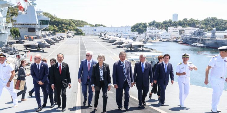 Tokyo’da tarihi an: İlk kez yabancı uçak gemisi limanda