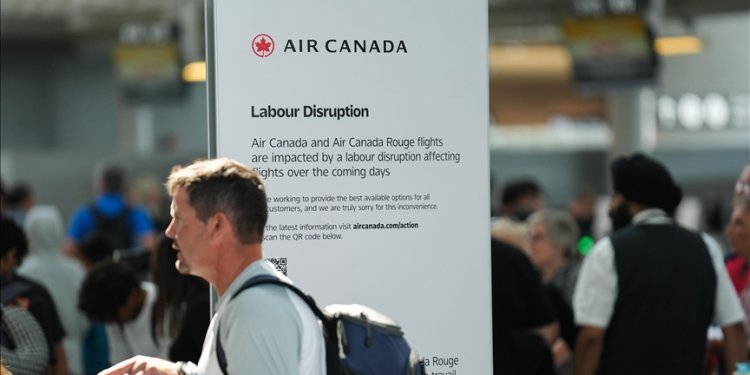 Air Canada personeli greve başladı; yüzlerce uçuş iptal edildi