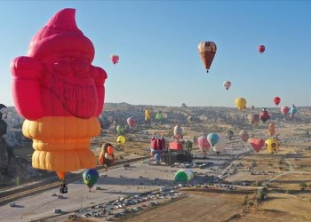 Figürlü sıcak hava balonları Kapadokya’da gösteri uçuşu yaptı